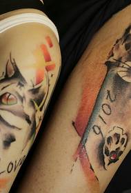 një çift lulesh tatuazhi i krahut të maceve