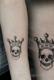 yllään kruunu pieni pääkallo pari tatuointi malli