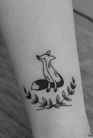 brazo de rapaza nun pequeno patrón de tatuaxe de raposo e follas