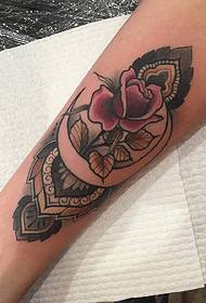 osobowość przystojny wzór róży pomalowany tatuażem