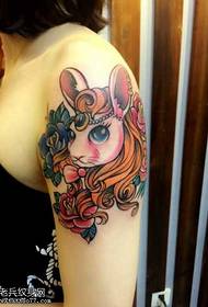 arm kvinnlig kanin tatuering mönster