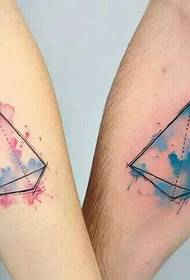 Rankos geometrijos poros tatuiruotė suteikia staigmeną „Tanabata“