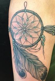 exquisita imagen del tatuaje del cazador de sueños en el brazo derecho