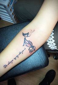 izinhlanzi ezincane zama-squirrel isiNgisi samaphethini ehlanganiswe nengalo tattoo
