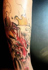 livligt och vackert arm rött bläckfisk tatuering mönster