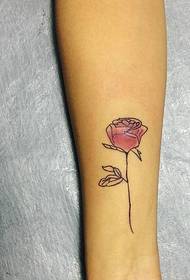 Naoružajte tetovažu cvijeta svijetle ruže