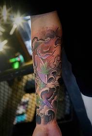 рака младешка тетоважа со црвени лигњи