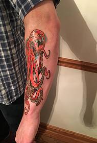 男性手前臂漂亮有彩色章鱼纹身图案