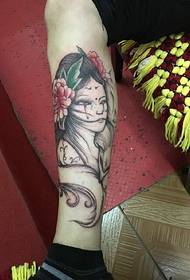 изысканный и прочный традиционный цветочный узор тату