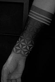stipri juodo modelio tatuiruotė iš Yerwand Akopov