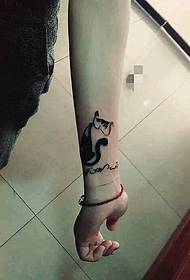 bras modèle japonais de tatouage de chat noir simple et généreux
