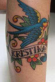 La rondine del braccio fiore della signora ha anche un modello di tatuaggio d'amore