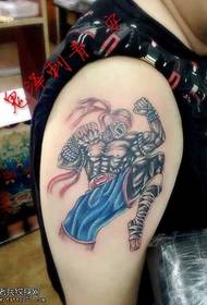 Model i Tattoo me Fist të Lartë me krah