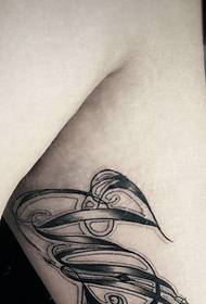 brazo dentro de corpo de flores grande patrón de tatuaxe inglés