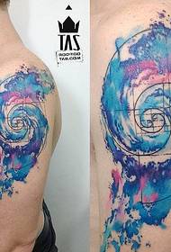 tatoeage van blauwe waterverfwalvis op de grote arm