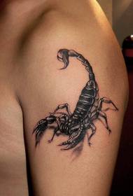 U musculu di u bracciu masculinu avvelenà l'immagine di tatuaggi di scorpione