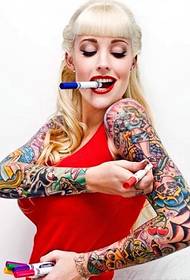 осмех лице европских и америчких девојака тетоважа са двоструким цветом на рукама