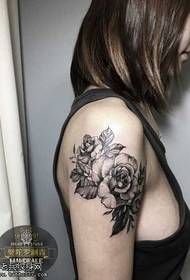 Padrão de tatuagem de braço rosa