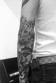 vyrų rankos juodos ir baltos gėlių tatuiruotės tatuiruotė