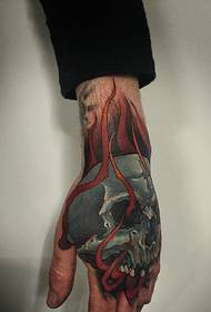modello di tatuaggio teschio super alternativo sul dorso della mano