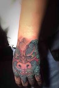Tatuaje de tono cubierto Tatuaje en la mano Volver