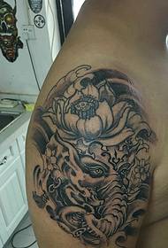 lotus dan dewa gajah menggabungkan gambar tato lengan besar