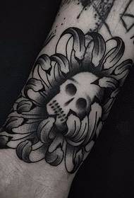 ļaunā sirēna tetovējuma raksts ar zobenu uz vīrieša rokas