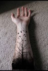 zwart hout en tatoeages van vogels op de arm van de man