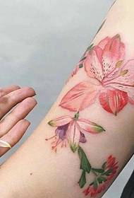 arm vacker liten färsk blomma tatuering bild