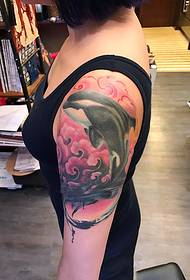 ingalo yamantombazane Ubuntu bonyana whale tattoo epeyintiwe