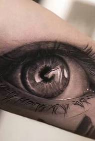 Ein 3D-Augen-Tattoo-Muster, das die Augen der Menschen zum Leuchten bringt