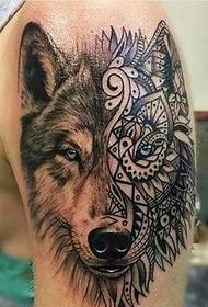 braccio destro delle donne Bella immagine semi-realistica semi-realistica del tatuaggio del lupo