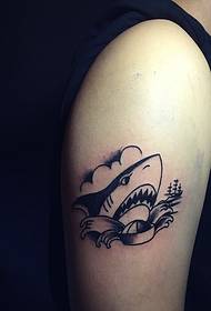 手臂上迷你黑白小鯊魚紋身圖案