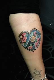 ljubavna osobnost s ružem za usne u osobnosti tetovaže za ruku