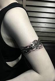 braccio Modello di tatuaggio totem di personalità elegante e raffinato