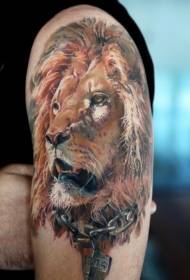 realistlik lõvi pea ja raudketi tätoveeringu muster käsivarrel