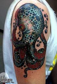model de tatuaj de caracatiță braț