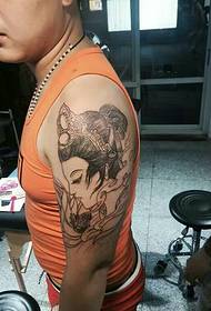 braccio maschile un modello di tatuaggio di bellezza anime