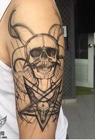 Рука татуировки сатана