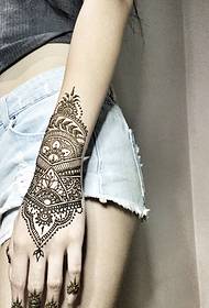 arm pragtige mode Henna-tatoo-patroon