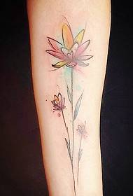 tanging maganda ang naghahanap ng braso ng watercolor na pattern ng tattoo ng bulaklak