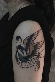 osobnost djevojka ruku mali uzorak tetovaža lastavica