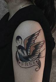 personalidad chica brazo pequeño golondrina tatuaje patrón