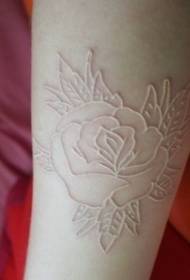 हाथ सुंदर गुलाब अदृश्य टैटू पैटर्न