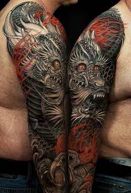 vyro dešinės rankos super gražaus gėlių rankos drakono tatuiruotės nuotrauka