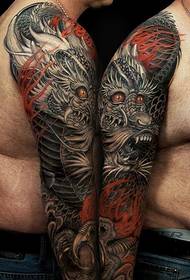 dora e djathtë e burrit super e bukur lule fotografia e tatuazhit të dragoit të krahut