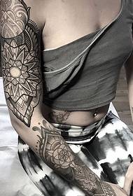 Gražus juodas dekoratyvinis tatuiruotės modelis iš Laura Jade