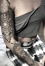 Bellu mudellu di tatuaggio decorativu neru da Laura Jade