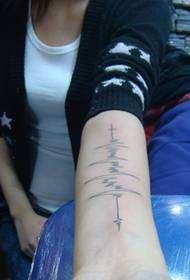 moters rankos EKG abstrakčioji tatuiruotė