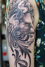 fotografi e hollë e tatuazhit e kafshëve me gri të zezë në krah